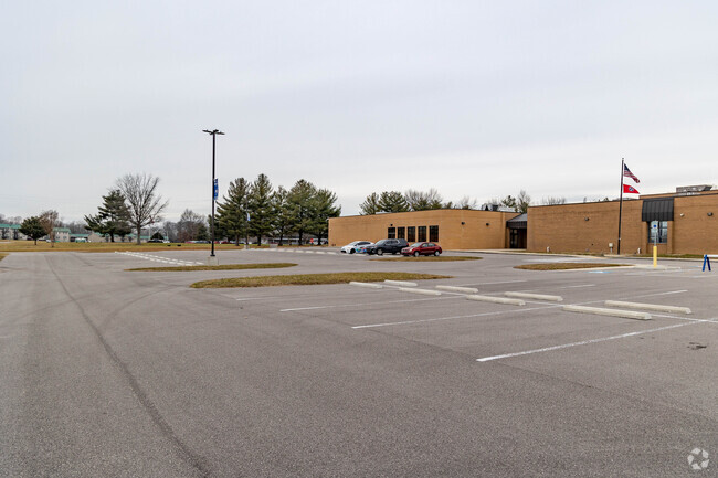 Macon County Junior High School offers education to students in grades 6-8.