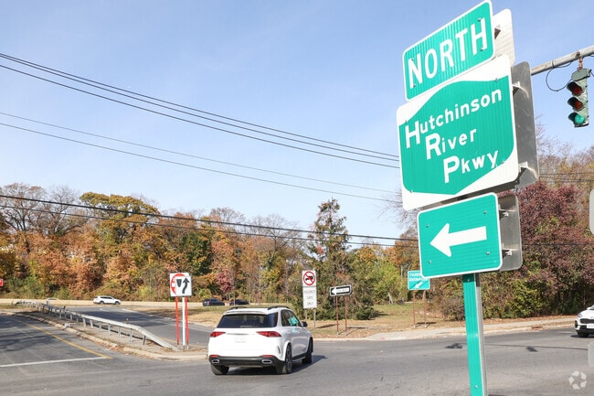 The Hutchinson River Parkway borders Mount Vernon's eastern side.
