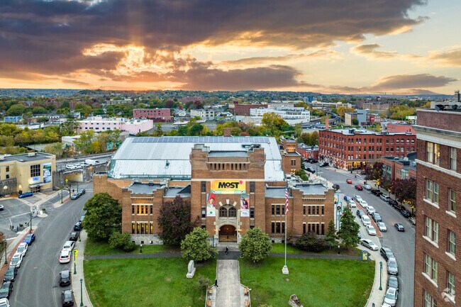 It only takes 15 minutes to get to Downtown Syracuse from Fayetteville, NY.
