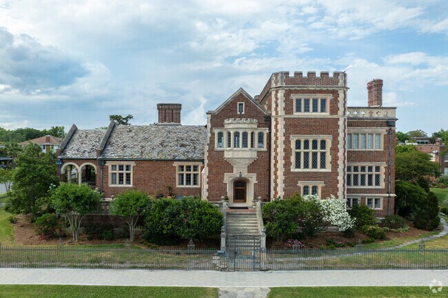 This Home built in 1929 is an example of the many historic homes in Riverside.