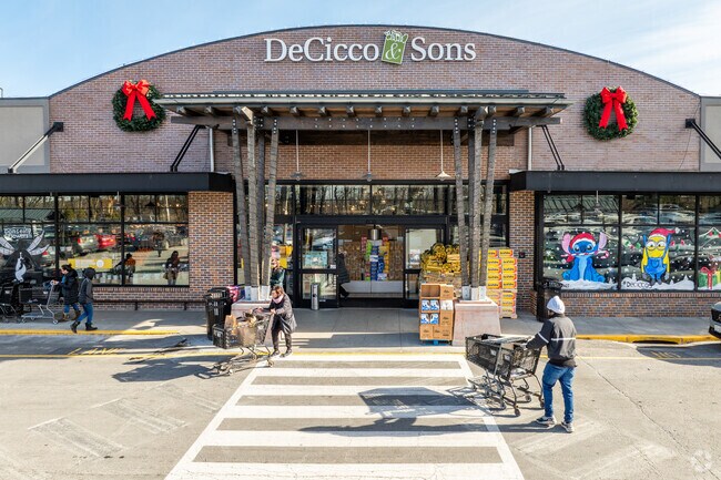 DeCicco & Sons in nearby Eastchester offers Scarsdale locals quality groceries.