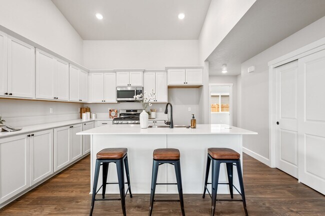 1144 NW Varnish Ave, Redmond, OR 97756 - photo 2