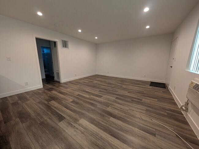 739 N Sweetzer Ave unit 4, West Hollywood, CA 90069 - photo 4