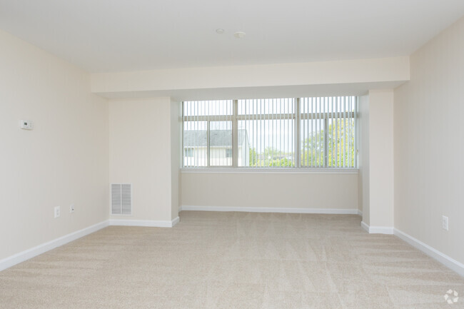 1BR, 1BA - 768 SF