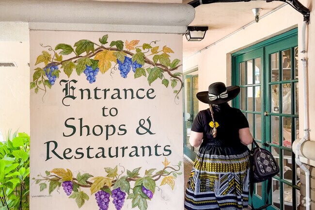 Boutiques and souvenir shops fill European‑style storefronts downtown.