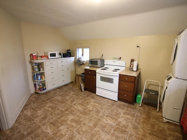 177 E 9th St unit Upstairs, Winona, MN 55987 - photo 4