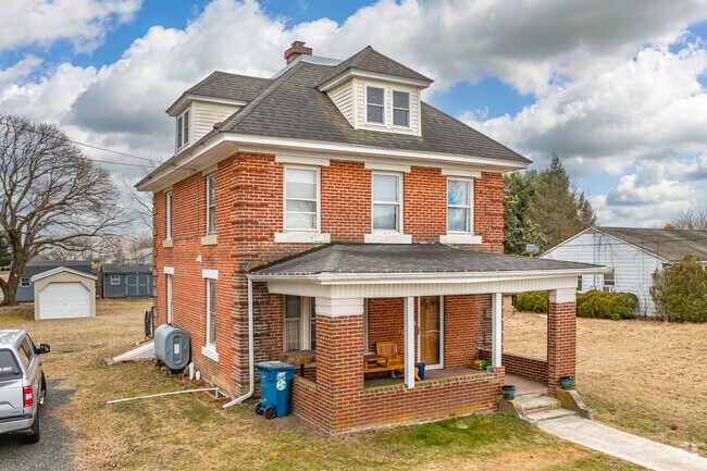 Classic American Foursquare homes can be found sprinkled throughout Woodside.