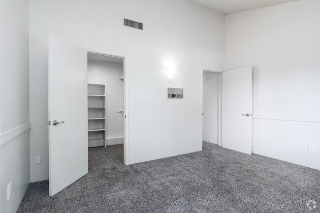 2BR, 1BA - 978SF - Bedroom