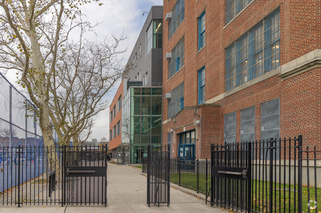 PS 50 Talfourd Lawn Elementary has a student-teacher ratio of 15 to 1.