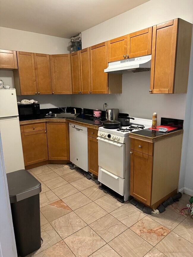 255 Winchester St Unit 7, Brookline, MA 02446