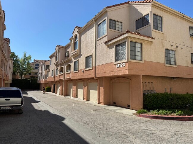 18123 Erik Ct unit Princessa Estates Co, Canyon Country, CA 91387 - photo 3