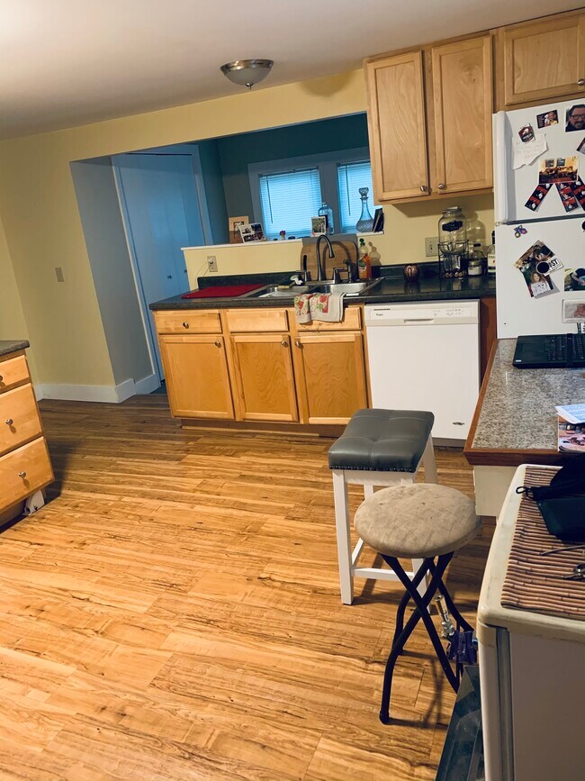 218 Sandhill Rd, Essex Junction, VT 05452