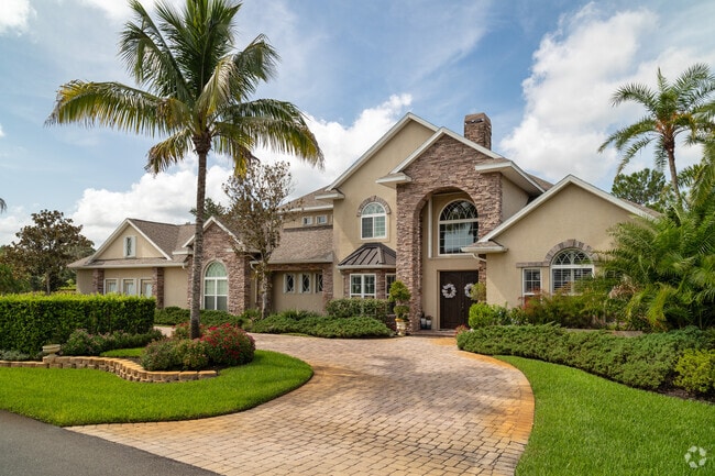 Large mansion style homes can be found in The Country Club of Sebring.