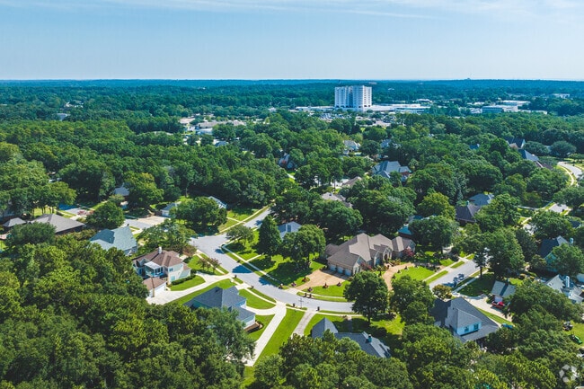 In Thornhill, you get the benefit of being near trendy restaurants and other shopping areas.