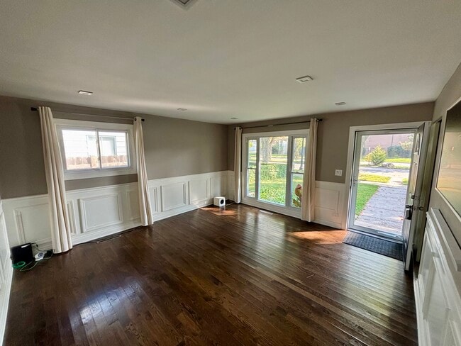 Living room (unfurnished)