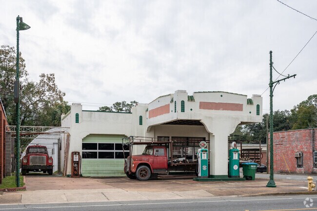 Chattahoochee is home to the Old Sinclair Gas Station.