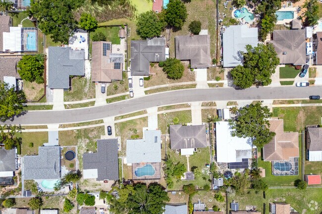 Gently curvaceous streets give a homey feel to the Shadow Pines neighborhood.