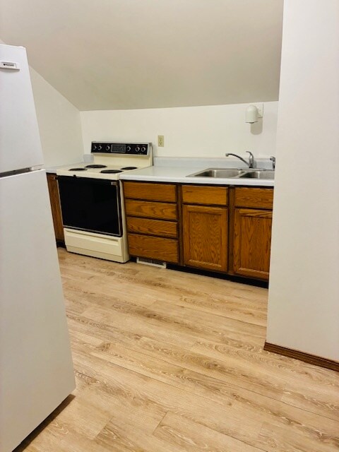 1220 W Packard St unit 1220.5 Packard St., Appleton, WI 54914 - photo 5