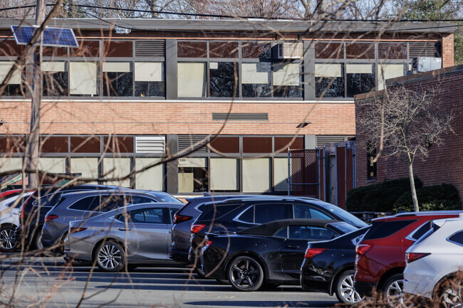 Thomas Jefferson Middle School, Teaneck NJ gets an overall grade of B- from Niche.