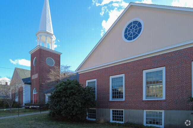 Melrose Montessori School has a student teacher ratio of 4 to 1.