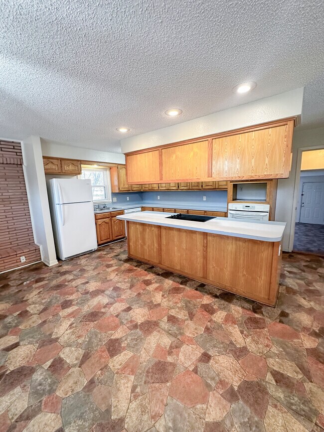 924 NW Runyon Rd, Lawton, OK 73507 - photo 4