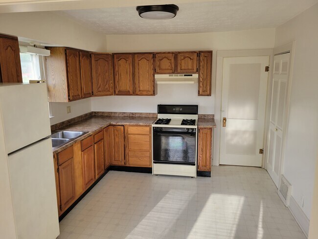 1448 Massillon Rd unit . A, Akron, OH 44306 - photo 6