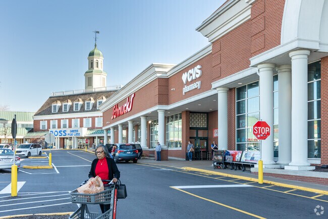 South Hampton shopping plaza has a Schnucks to grab groceries.
