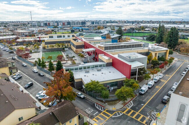La Escuelita Elementary School is part of the Oakland Unified School District.