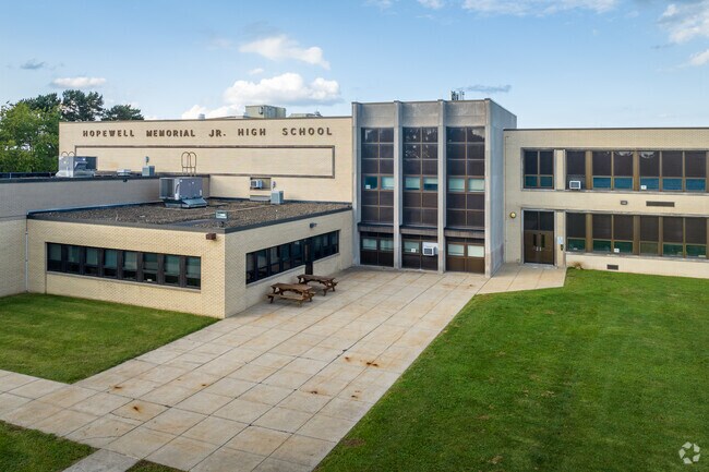 Hopewell Junior High School is a public school located in Aliquippa, PA.