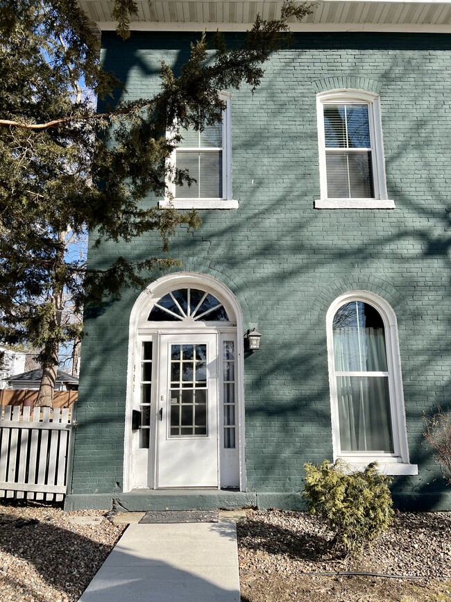902 N 7th St Unit Spacious 1 Bedroom, Burlington, IA 52601
