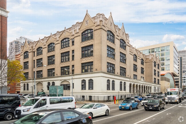 PS 915 provides many modern amenities for students.