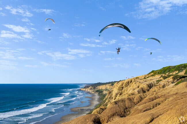 Take flight at Torrey Pines Gliderport, where thrills meet the beauty of La Jolla's coast.