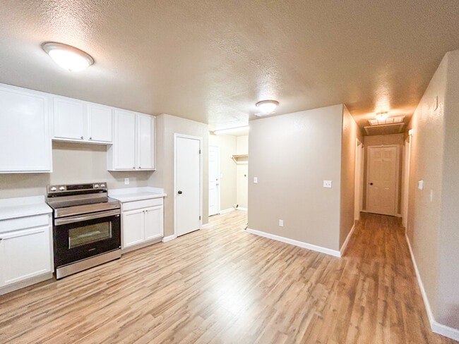 614 W Peach St, Angleton, TX 77515 - photo 4