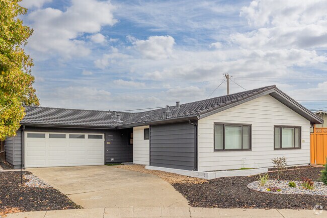 This renovated ranch home incorporated clay tile and rambler cladding in Los Prados.