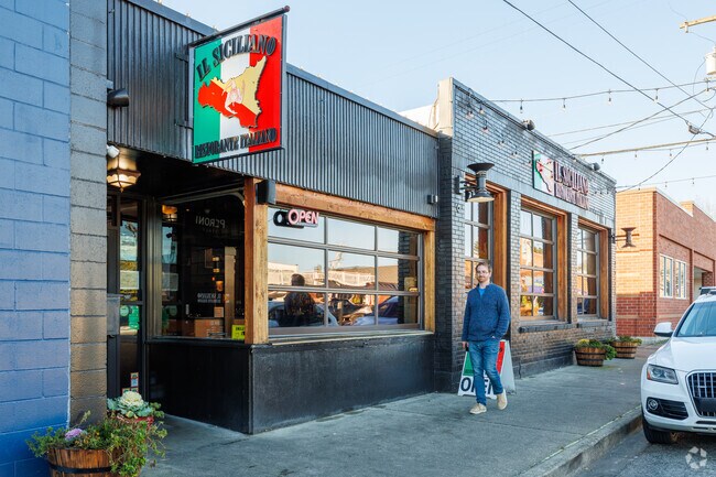 Il Siciliano offers popular Italian cuisine and outdoor seating.