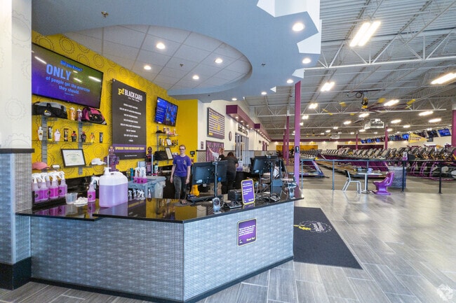 Planet Fitness in Best Square offers residents of River Forest Shores a place to work out.