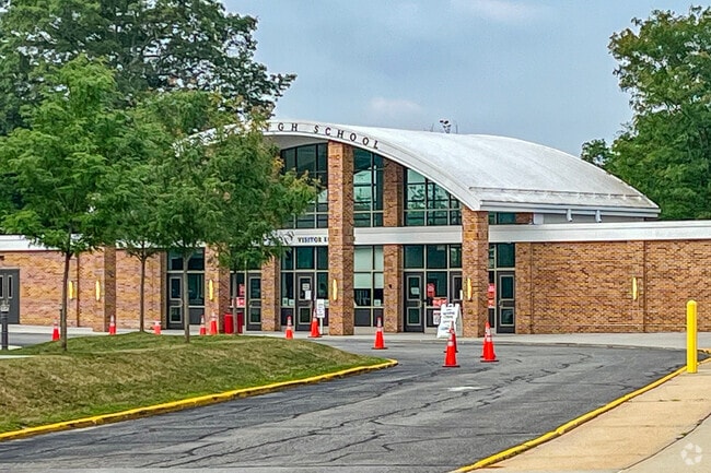 Syosset Senior High School has 2,237 students in grades 9th - 12th.