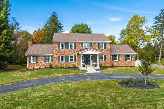 Homes in Yarnallton have spacious front lawns.