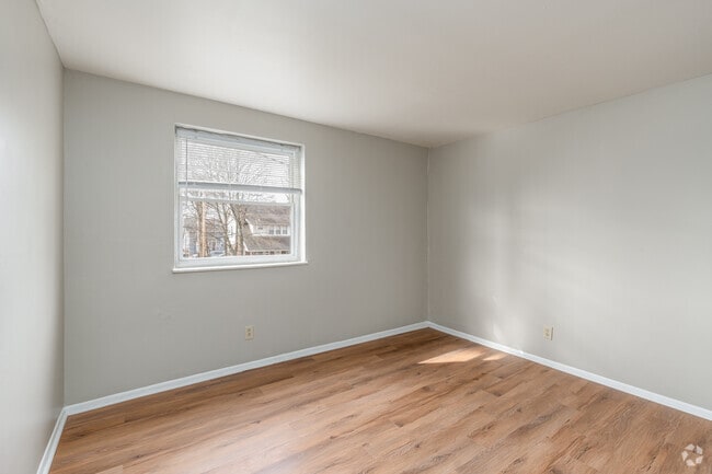 2BR, 1BA - 800SF - Bedroom