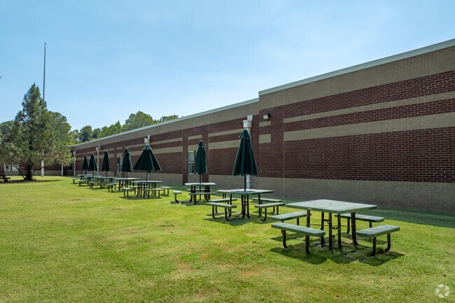 Schilling Farms Elementary in Collierville has an outdoor lunch area.