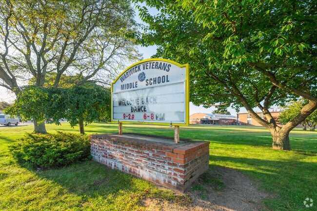 Warwick Veterans Middle School, serving Conimicut-Shawomet, has a Niche score of B- and a student-teacher ratio of 12:1.