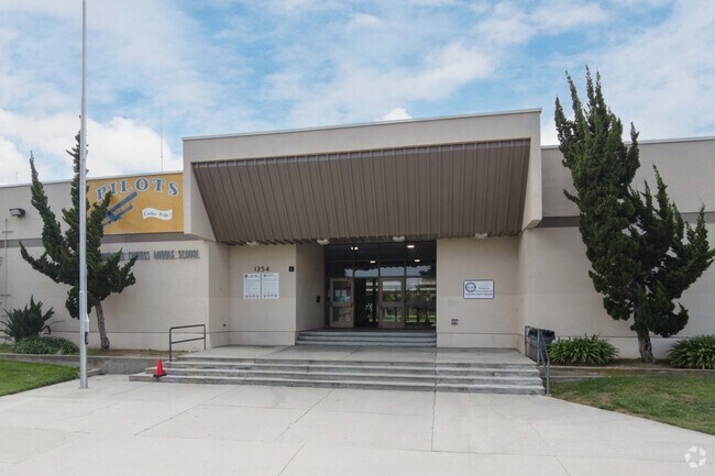 Glenn Hammond Curtiss Middle School serves Rancho Domingue students and scores an overall Niche grade of B minus.