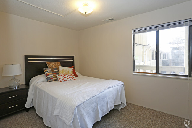 2BR, 1BA - Bedroom