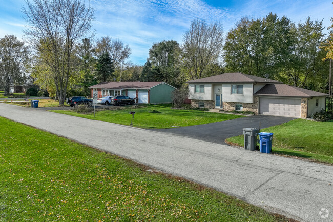 Row of split level and ranch style homes in the neighborhood of Virgil.