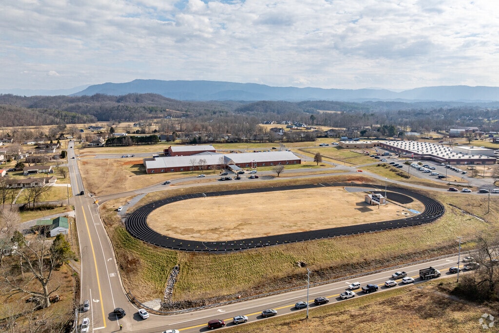 Seymour Intermediate School serves students in grades 4 through 6.