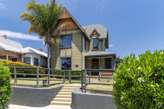 A few examples of 'painted lady' style homes surround Grant Hill Park.