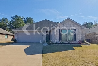 94 Robin Hood Ct, Elmore, AL 36025