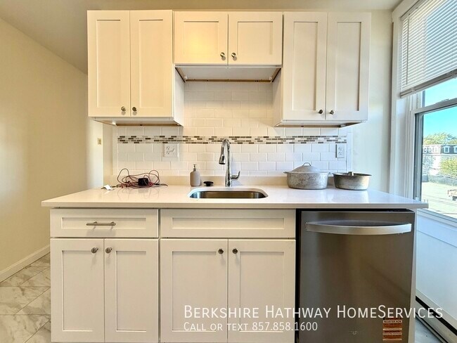 35 Davis Square unit 9, Somerville, MA 02144 - photo 5