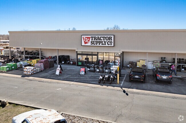 Shop big at Mineral Area Shopping Center, home to major retailers in Farmington, MO.