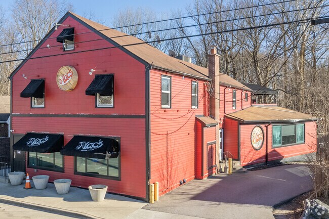 Enjoy a warm slice of pizza at Mac’s Pizza Pub in Fairfax, OH.